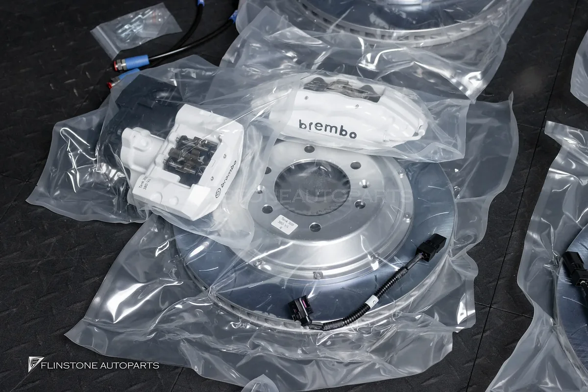 ชุดเบรก Brembo สำหรับ Tesla Model Y Juniper ปั๊มขาว โลโก้ดำ