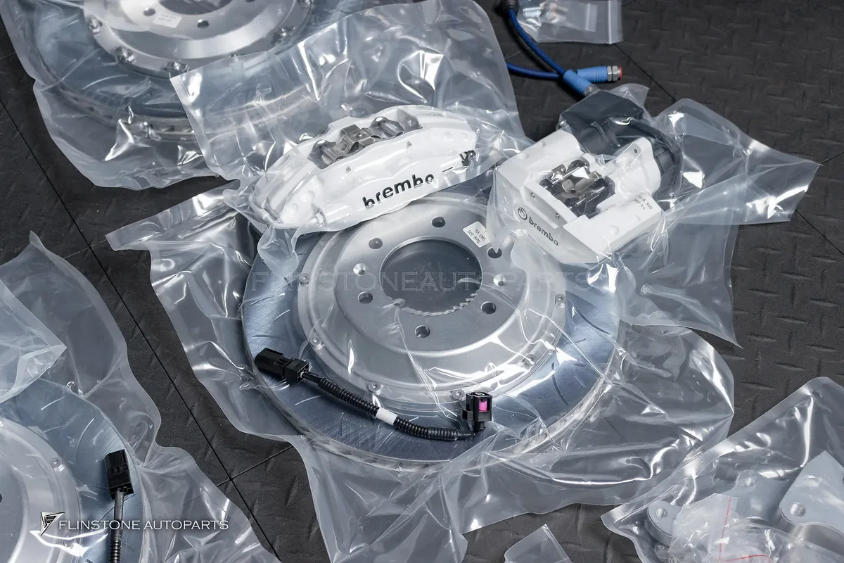 ชุดเบรก Brembo สำหรับ Tesla Model Y Juniper ปั๊มขาว โลโก้ดำ