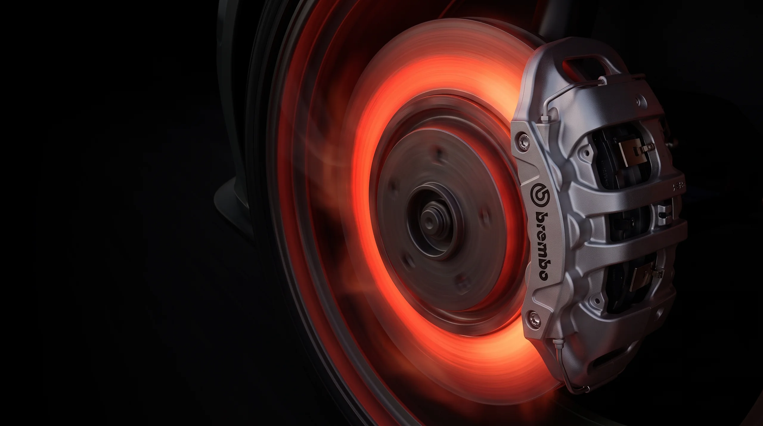 จานเบรกเรืองแสงพร้อมคาลิเปอร์ Brembo ขณะเบรก