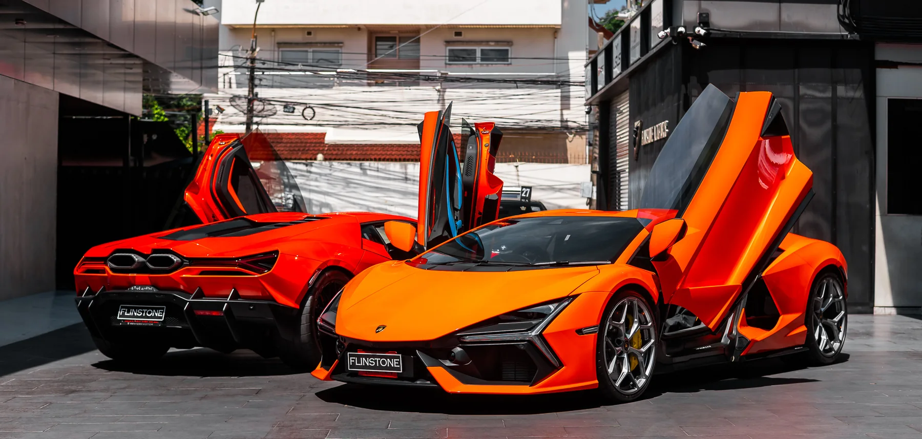 รถ Lamborghini สองคันหน้าร้าน FLINSTONE AUTOPARTS