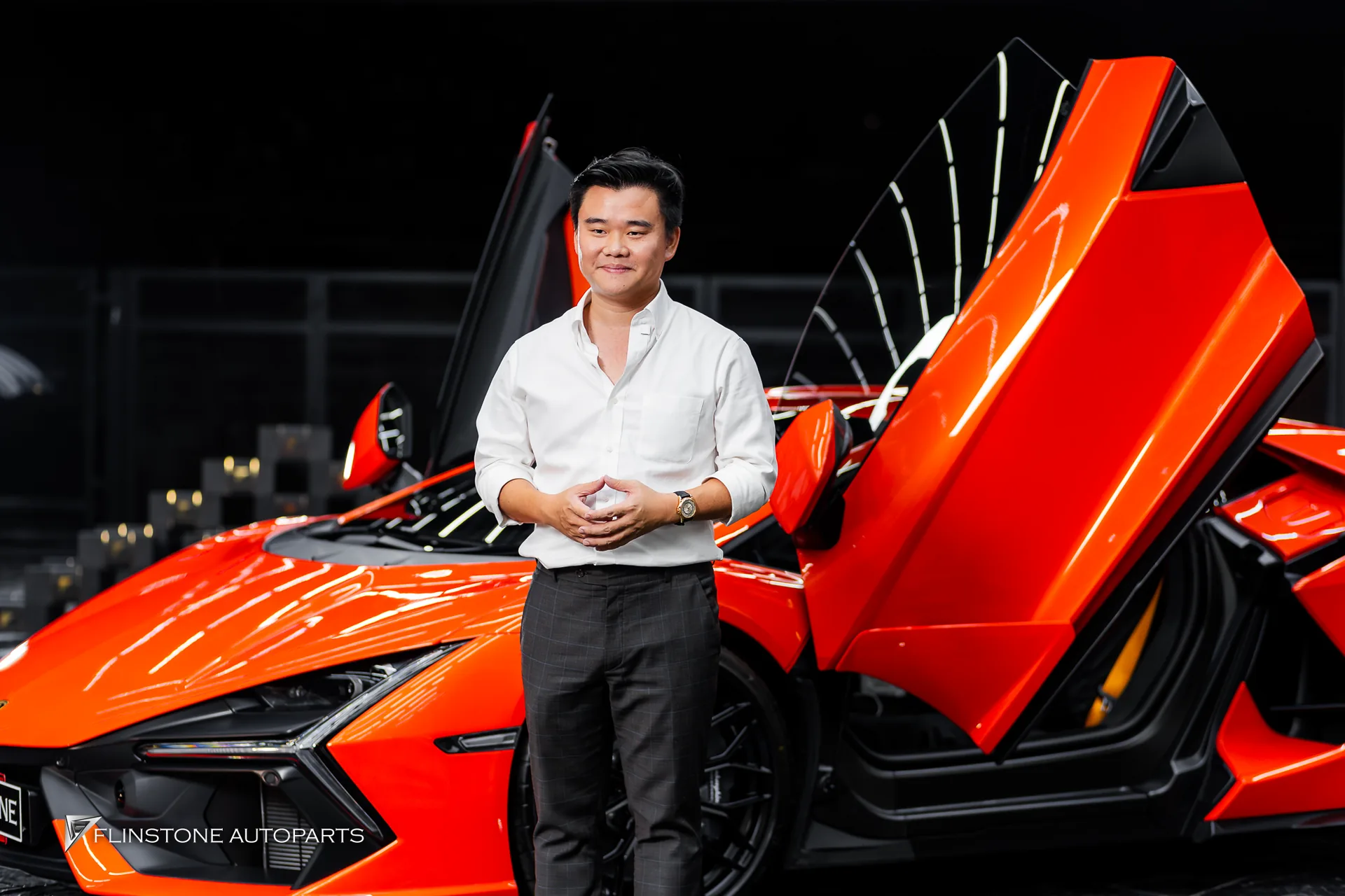 คุณฟลิ้น ภาณุพันธ์ ทีรฆวงศ์ กับรถ Lamborghini ที่ FLINSTONE AUTOPARTS