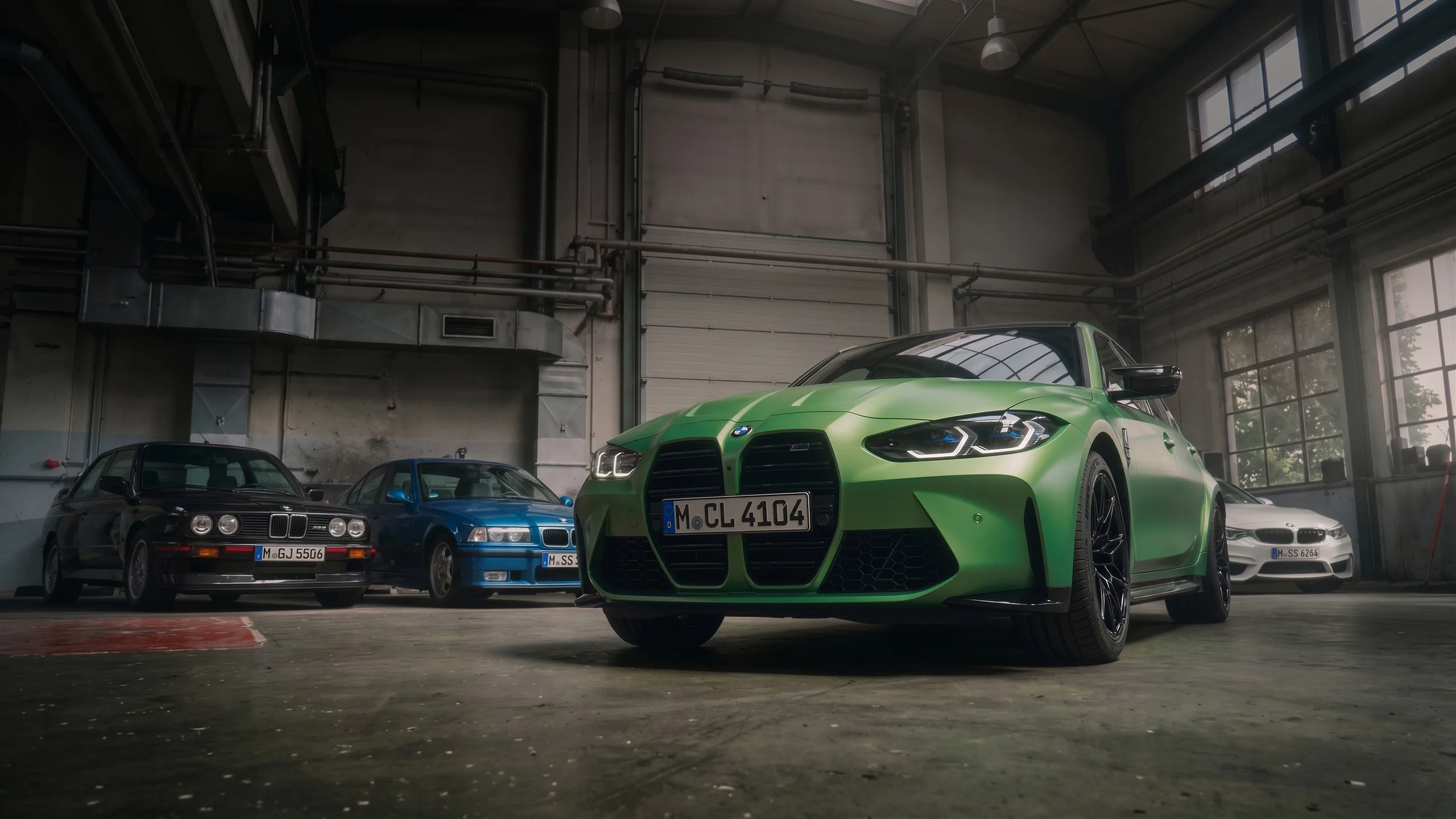 BMW M3 รุ่นใหม่พร้อมรถ BMW M รุ่นคลาสสิกในโรงเก็บรถ