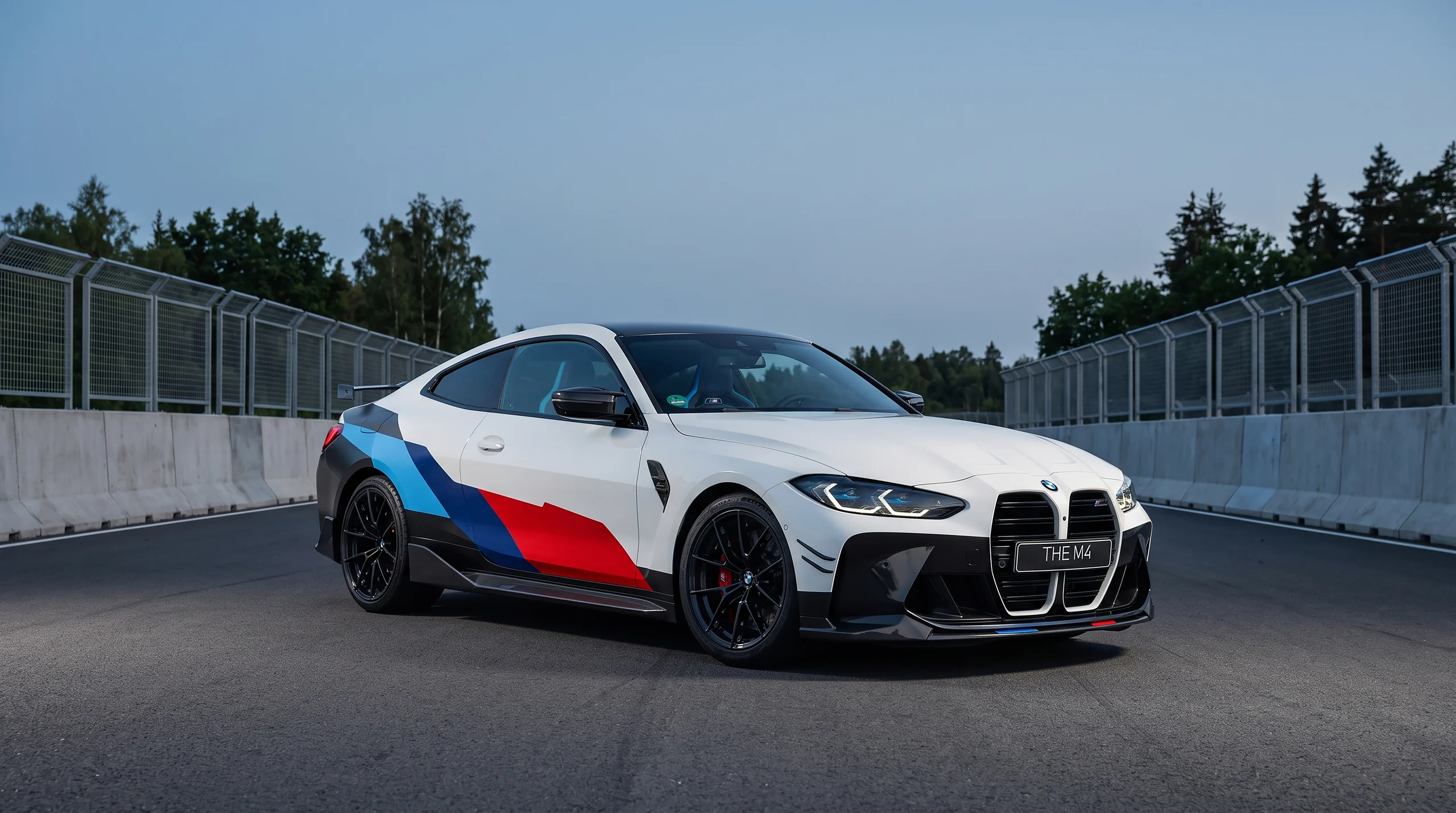 BMW M4 ชุดแต่ง M Performance ลายสี M จอดในสนามแข่ง