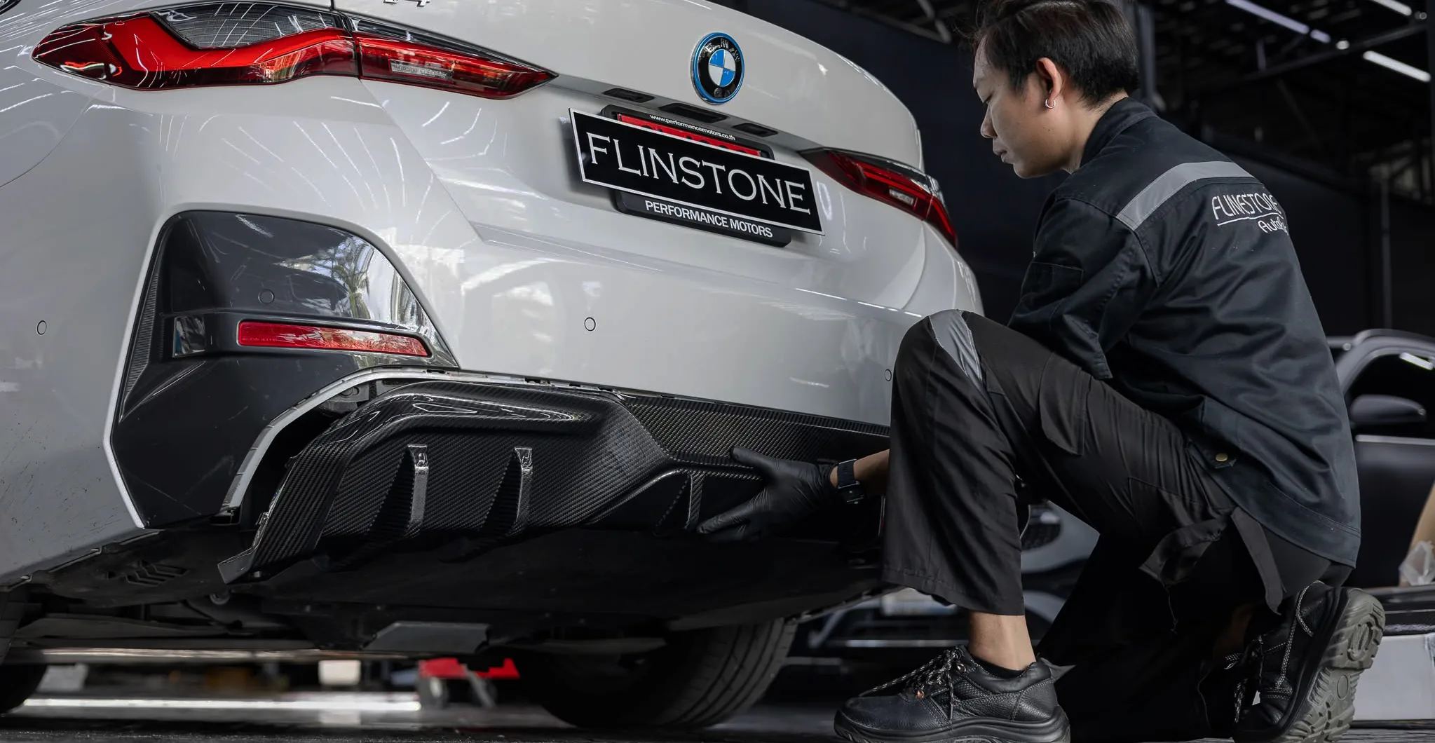 ช่าง Flinstone Autoparts ติดตั้งดิฟฟิวเซอร์คาร์บอน SOOQOO บน BMW