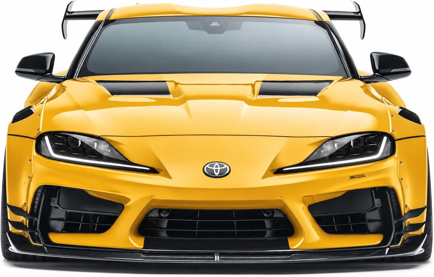 装配 ADRO 前保险杠、前唇及碳纤维尾翼的金色 Toyota GR Supra 正前方视角