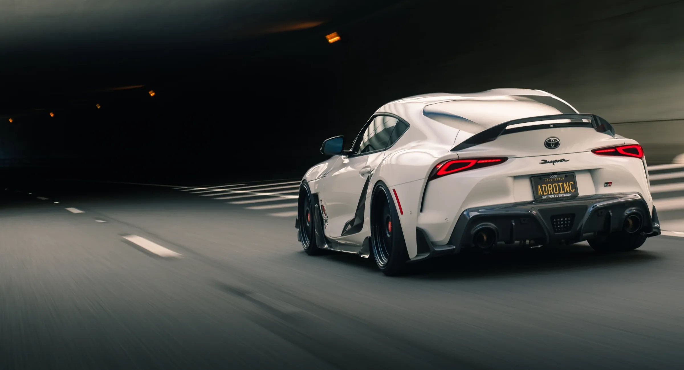 装配 ADRO 套件、尾翼、扩散器及碳纤维部件的 Toyota GR Supra 在道路上行驶