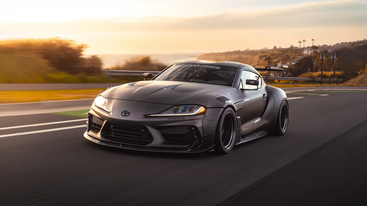 装配 ADRO Widebody 套件的 Toyota GR Supra 在黄昏的赛道上飞驰