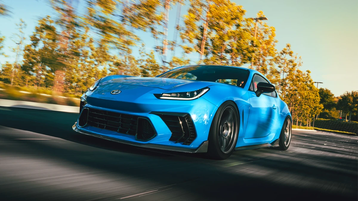 装配 ADRO 前唇及空气动力学部件的蓝色 Toyota GR86