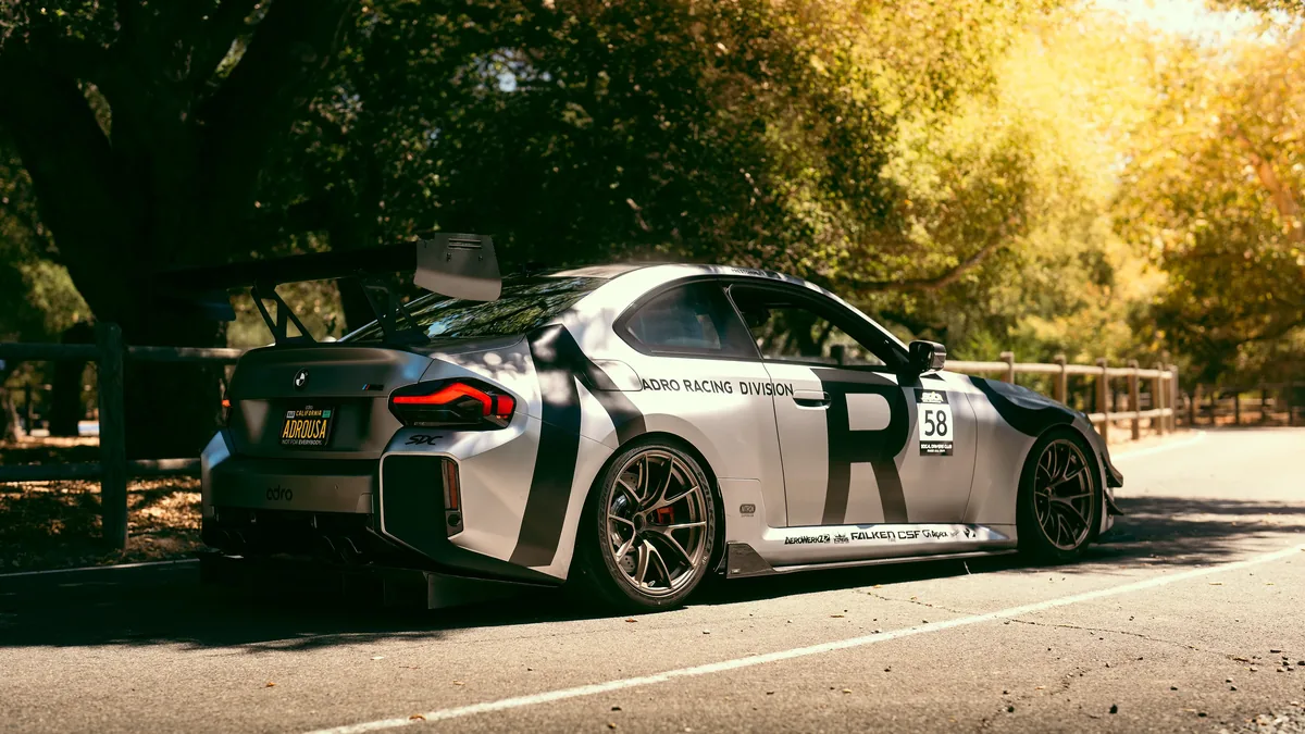 采用 ADRO Racing Division 赛车涂装、装配 ADRO 全车套件的 BMW M2 G87