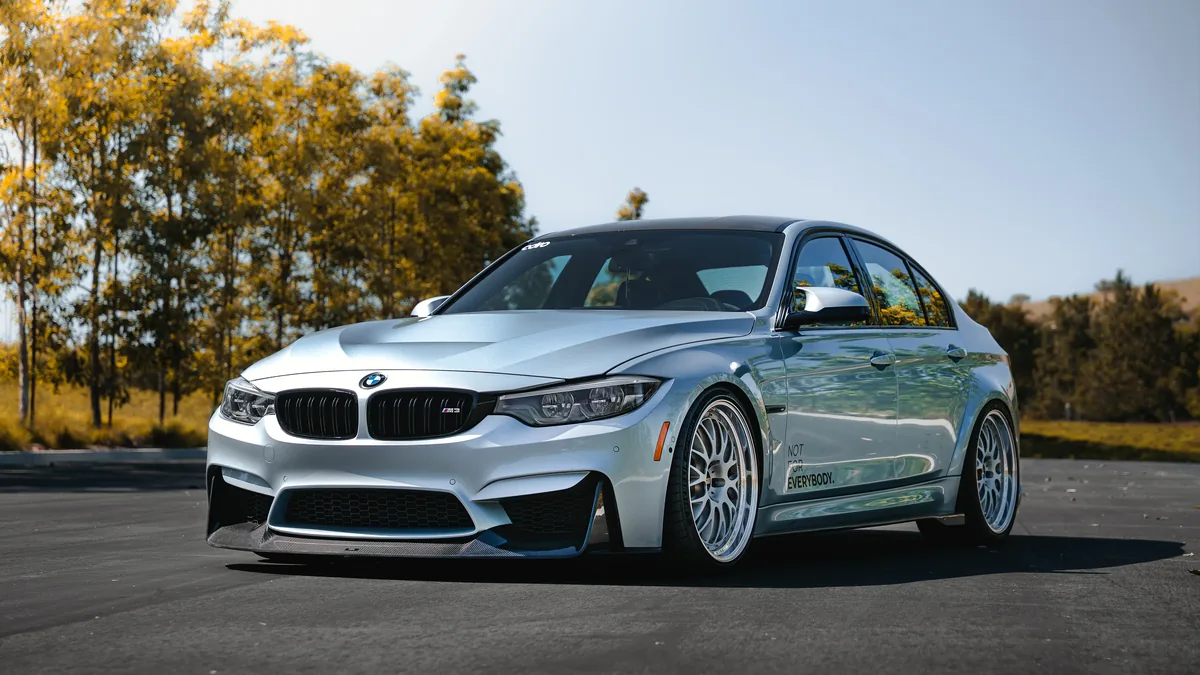 装配 ADRO 碳纤维前唇的银色 BMW M3 F80