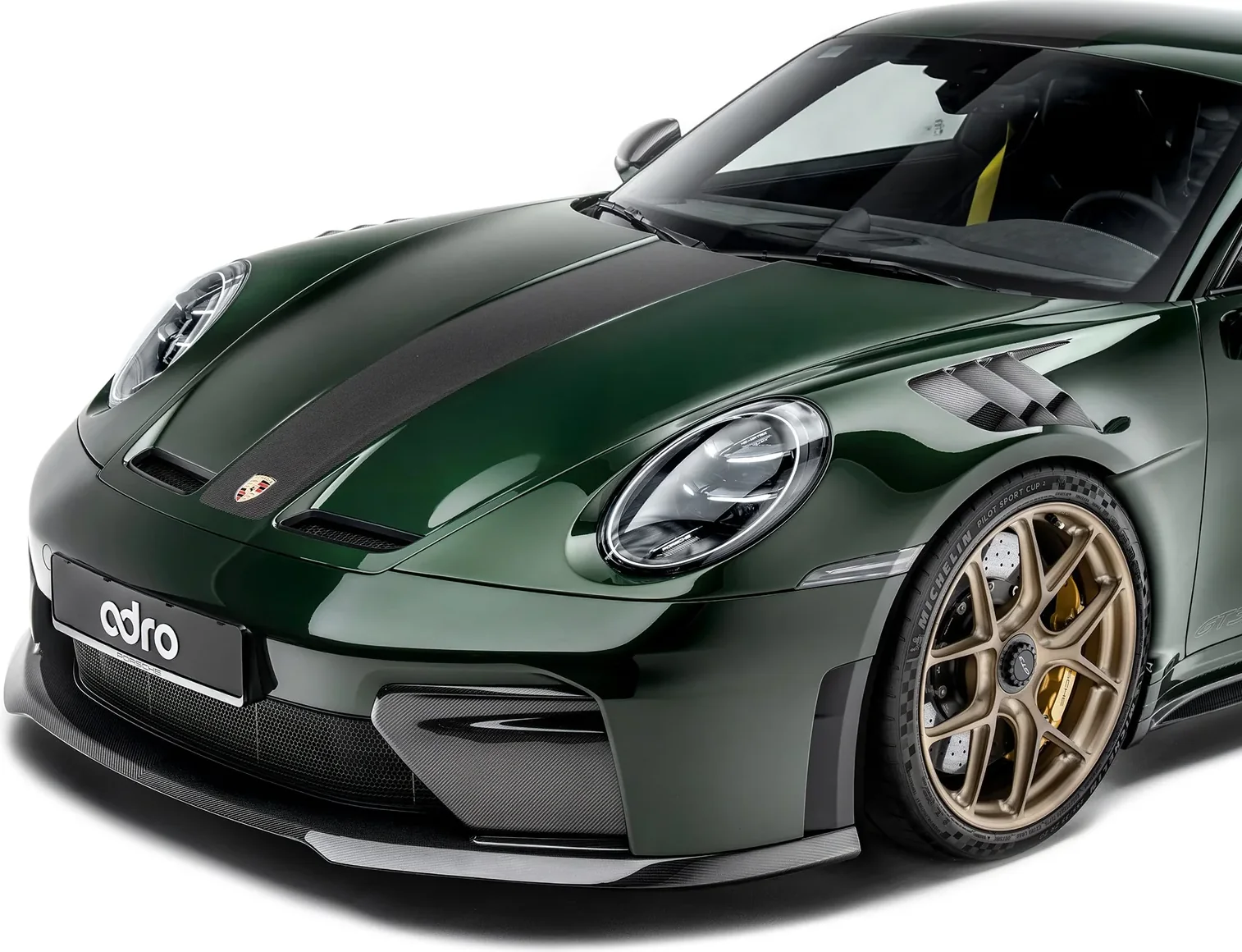 装配 ADRO 碳纤维前唇的 Porsche 911 GT3(992)