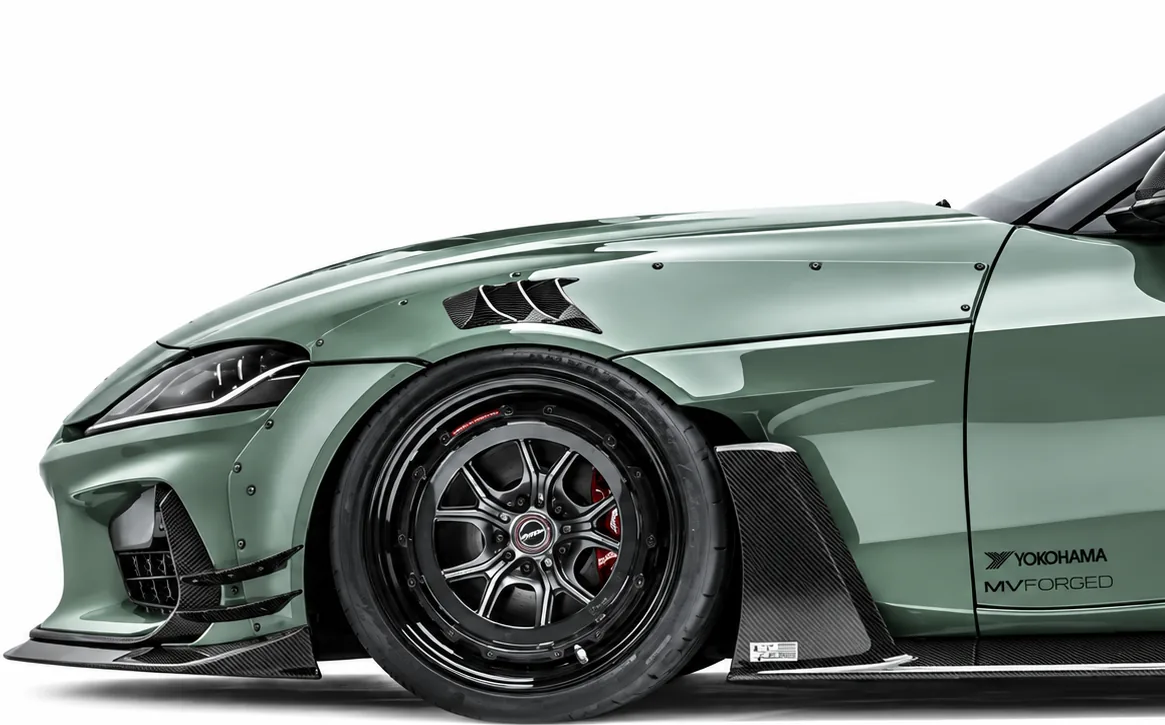 装配 ADRO 前唇、翼子板及碳纤维部件的 Toyota GR Supra Widebody