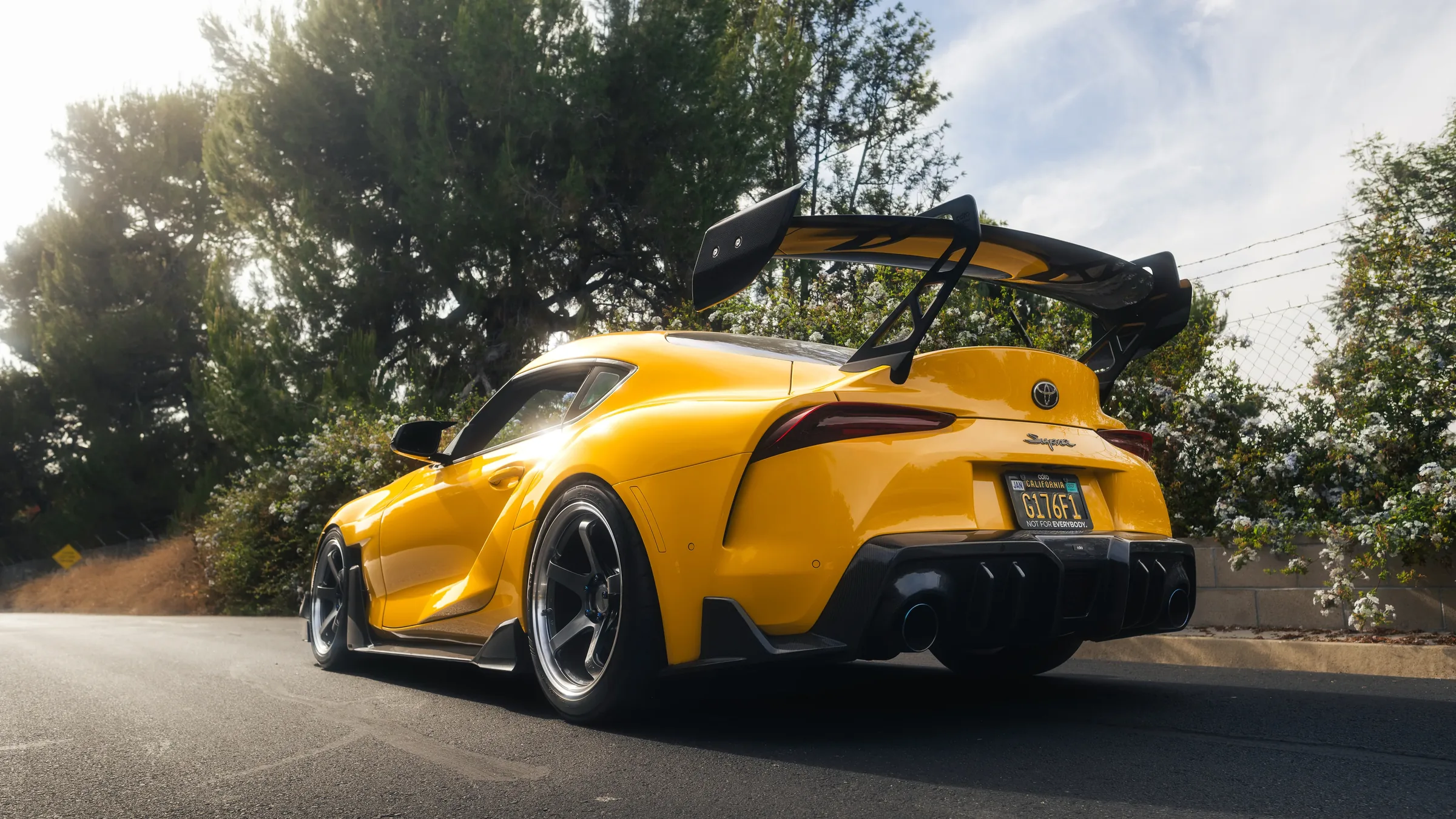 装配 ADRO 碳纤维 GT Wing 尾翼及扩散器的黄色 Toyota GR Supra 车尾