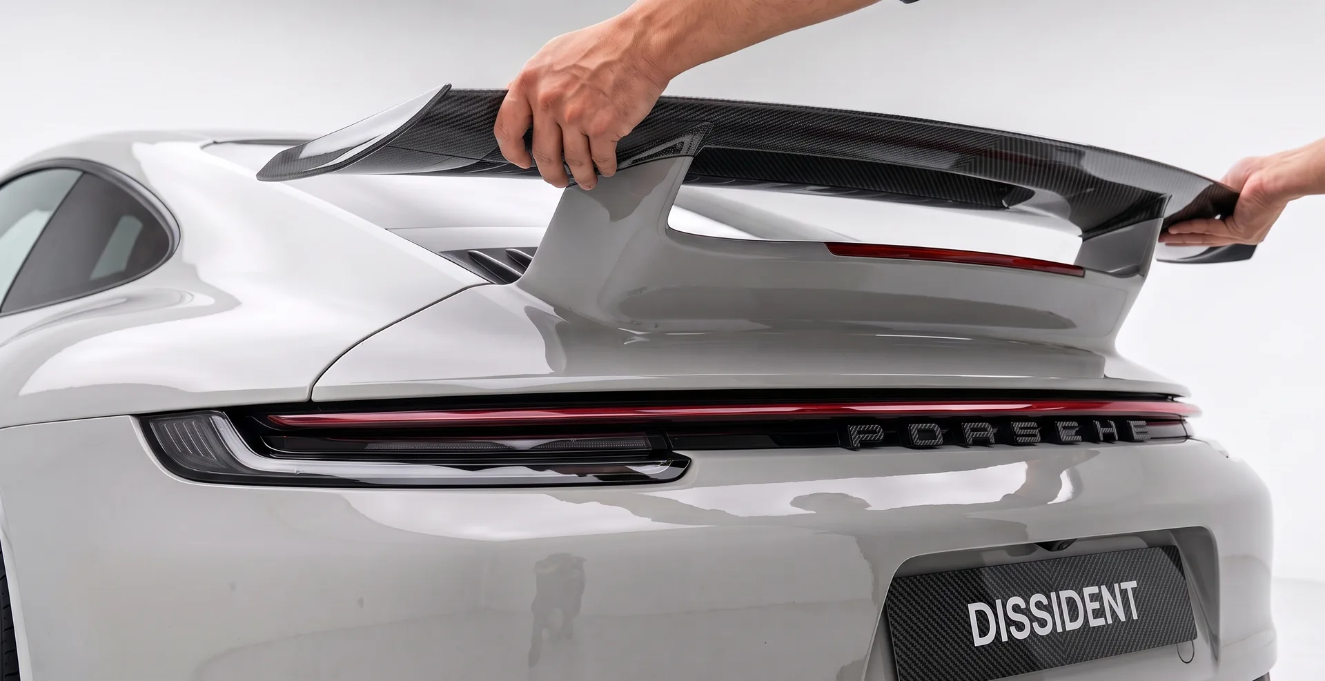ติดตั้งปีกหลังคาร์บอนไฟเบอร์ DISSIDENT บน Porsche 911 ที่ Flinstone Autoparts