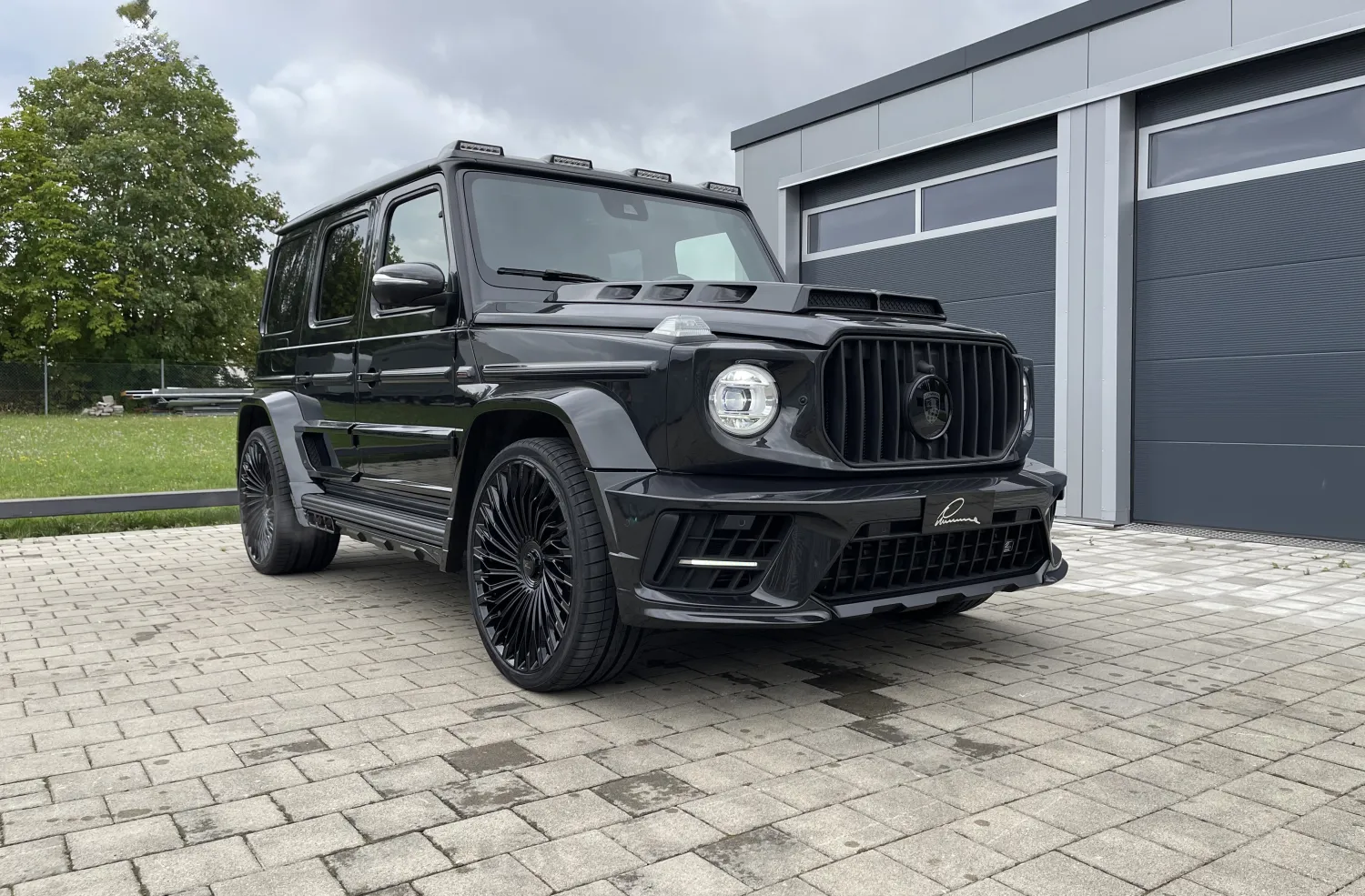 Mercedes-Benz G-Class ชุดแต่ง LUMMA หน้าโรงรถ