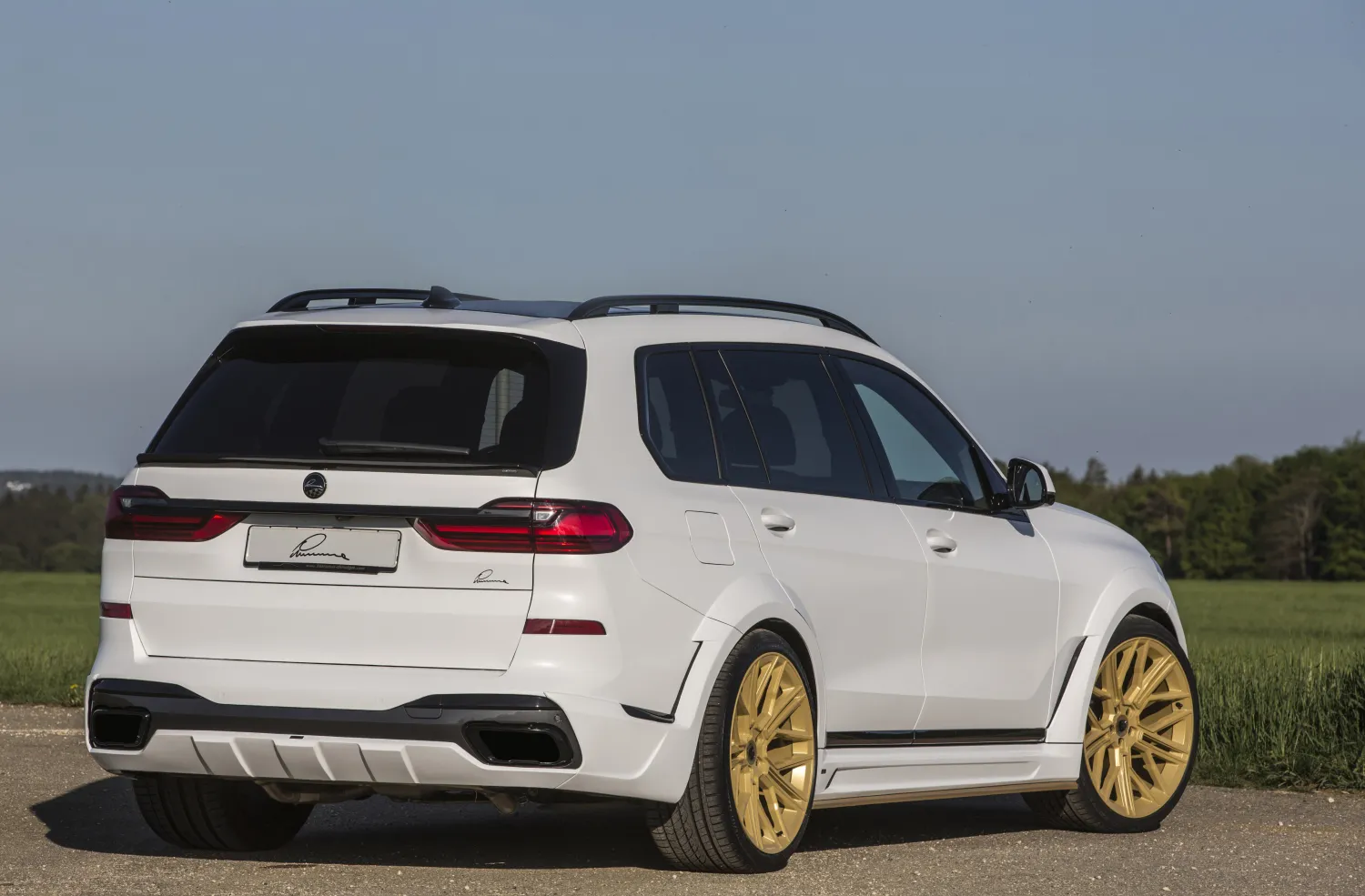 BMW X7 สีขาว ชุดแต่ง LUMMA CLR X7 ล้อสีทอง