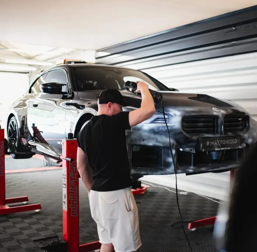 Maxton Design technician 3D-scanning a car body