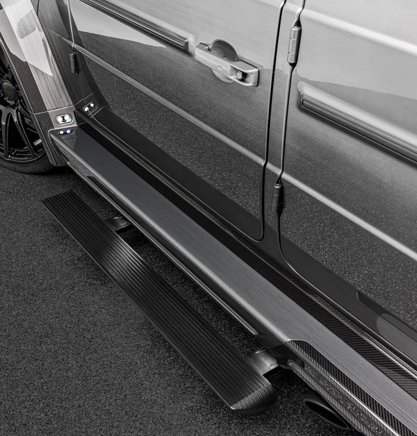 บันไดข้างไฟฟ้า PERFORMMASTER บน Mercedes-AMG G63
