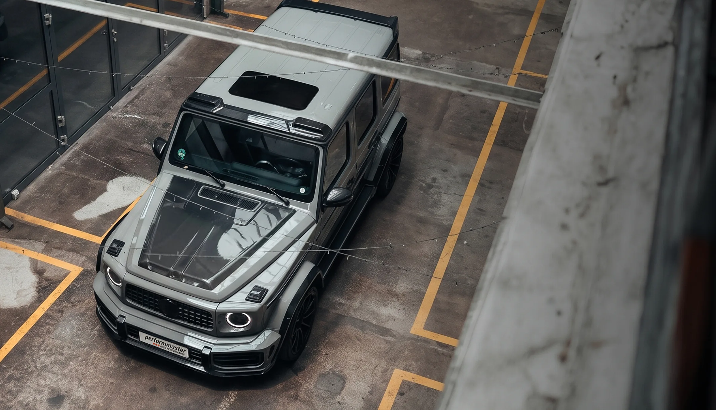 Mercedes-AMG G63 PERFORMMASTER G805 มุมสูงในลานจอดรถ
