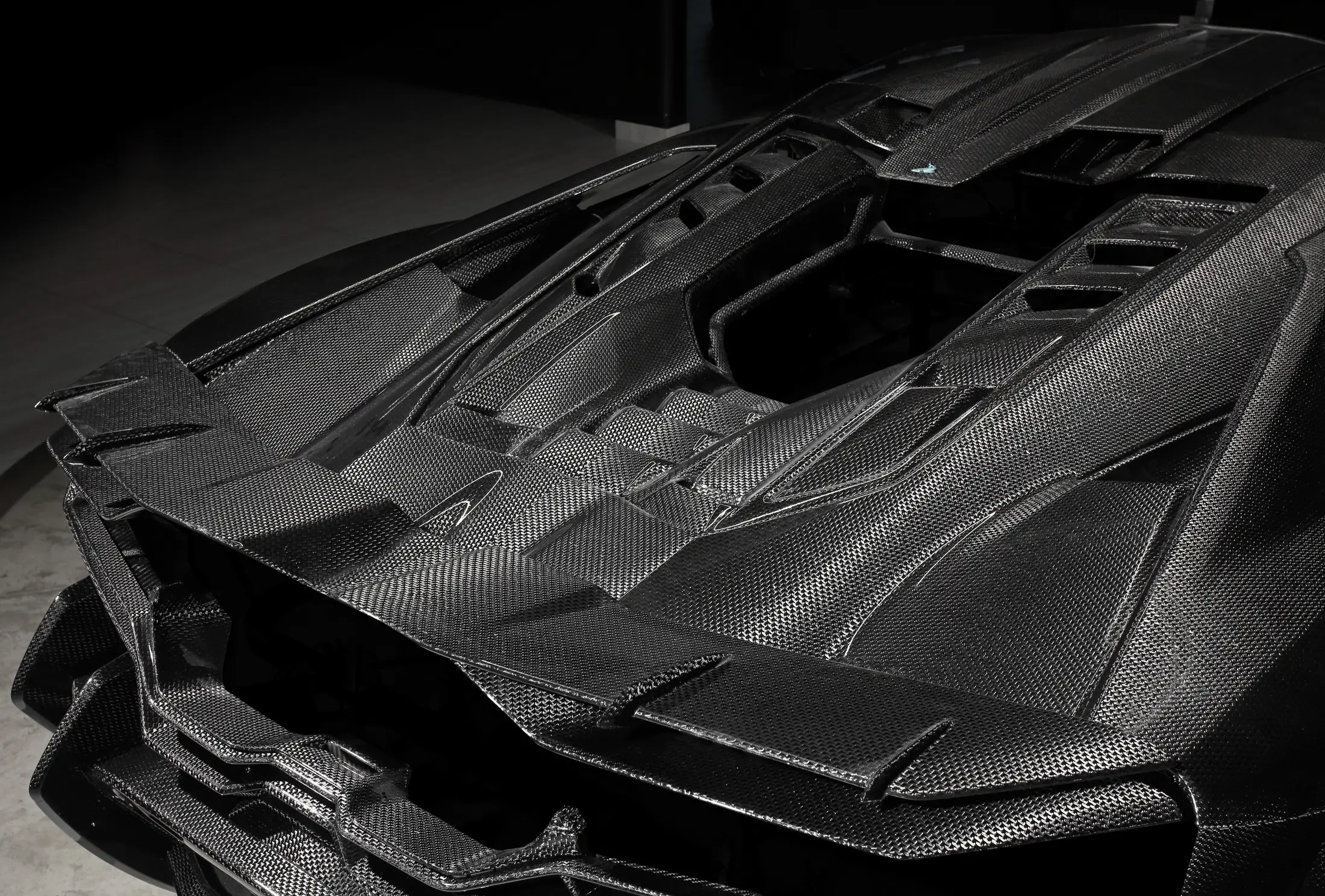 Close-up of the carbon fiber engine cover on a Lamborghini Revuelto with TOPCAR R’Evo Carbon Edition body kit