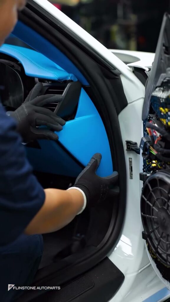 ไปชมคลิป PORSCHE 992 Carrera เปลี่ยนสีภายในเป็นสีฟ้า 💙 ด้านนอกแต่งเต็มแล้วชุดแต่งแท้ TECHART…