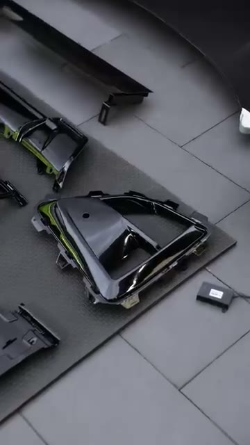 พาดูชิ้นส่วนสำหรับ BMW X6 E71 ที่ลูกค้าต้องการเปลี่ยนเป็น NEW X6 G06 LCI พร้อมด้วยชุด Custom…