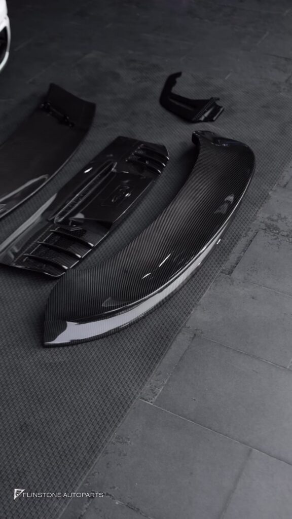Bringing the GT3 look to this 992 Carrera with USUS Autoclave Dry Carbon. 🏎️✨