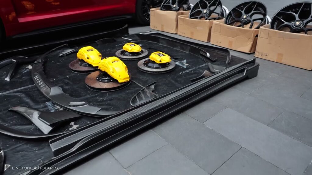 ระดับ PORSCHE TAYCAN GTS เลือกติดตั้งชุดแต่งรอบคันรวมถึงฟิล์มใสกันรอยและฟิล์มกรองแสงจากทาง…