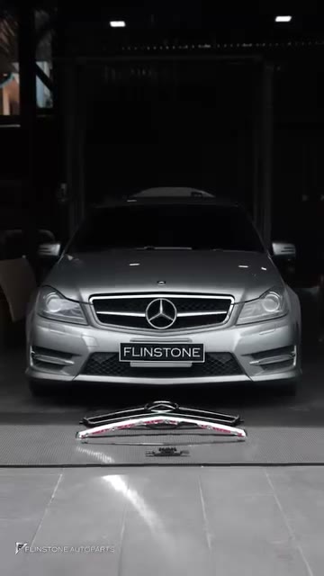 กระจังหน้า C63 AMG แบบ 2 ชิ้นที่เหมือนของ AMG Black Series หนึ่งชิ้นจะติดอยุ่ที่กันชนด้านล่าง…