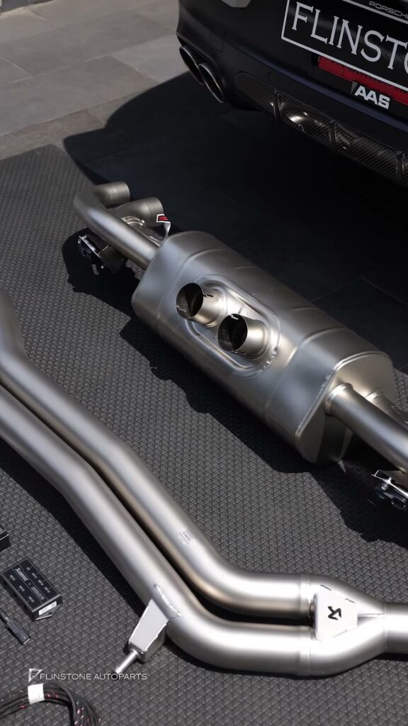 ชุดท่อจากแบรนด์ AKRAPOVIC ประเทศสโลเวเนีย ติดตั้งใน PORSCHE Cayenne Coupe รุ่นล่าสุด…
