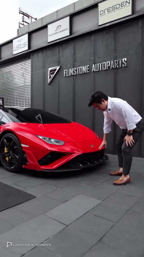 ถอดชิ้นส่วนเดืมรอบคัน เปลี่ยนเป็นคาร์บอนจาก USUS AUTOCLAVE สำหรับ LAMBORGHINI HURACAN EVO RWD