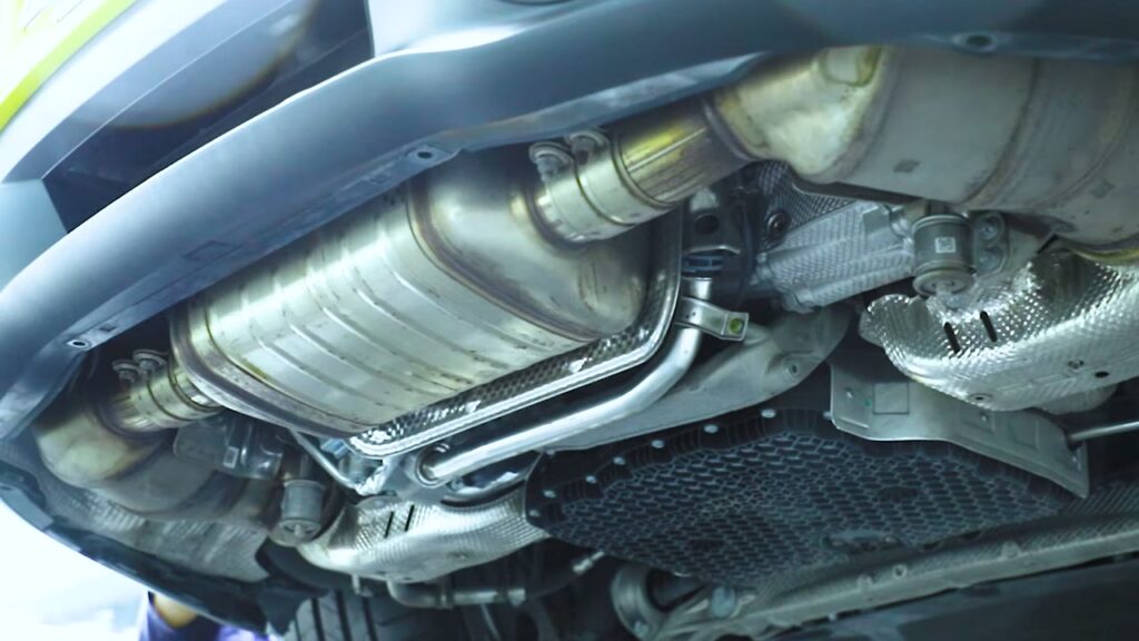 พาชมภาพสวยๆในขั้นตอนติดตั้งท่อ AKRAPOVIC สำหรับ PORSCHE 992 Carrera