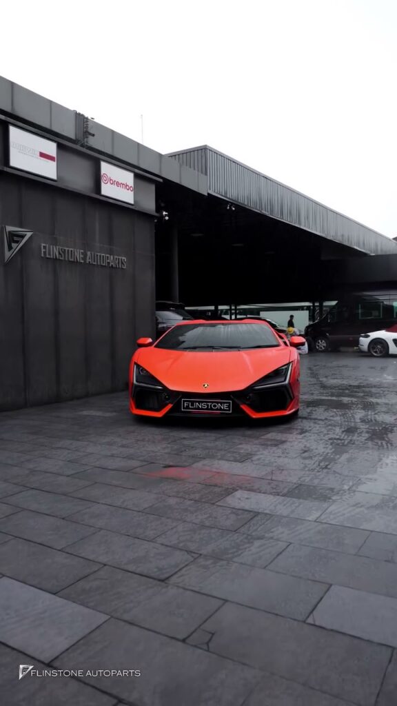 LAMBORGHINI REVUELTO
