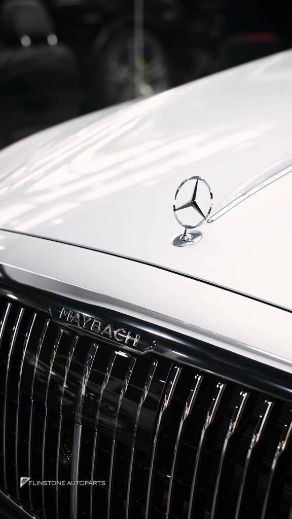 S-Class MAYBACH รหัส W223 ติดตั้งปุ่มเปิดประตูอัตโนมัติ พร้อมด้วยฟังก์ชั่นมือโบกปิดประตู…