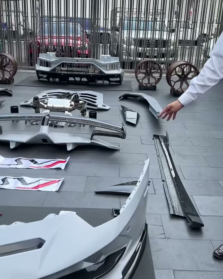 ชุดแต่ง LAMBORGHINI AVENTADOR รุ่น SVj มีของพร้อมติดตั้งครับ