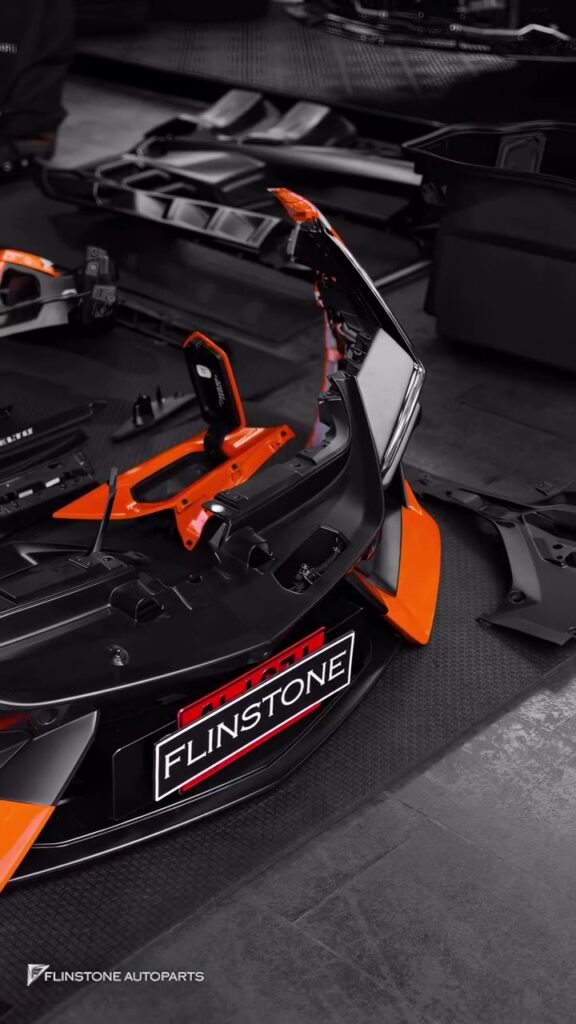 ถอดชิ้นส่วน LAMBORGHINI REVUELTO ทั้งภายนอกและภายใน
