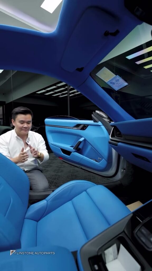 ทำได้ทุกสีครับ 💯 เปลี่ยนสีภายใน PORSCHE 992 Carrera ใหม่เป็นสีน้ำเงิน เลือก Customize…