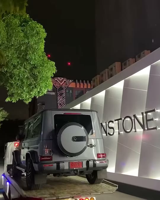 Mercedes Benz G400d เข้าใหม่ยามดึก