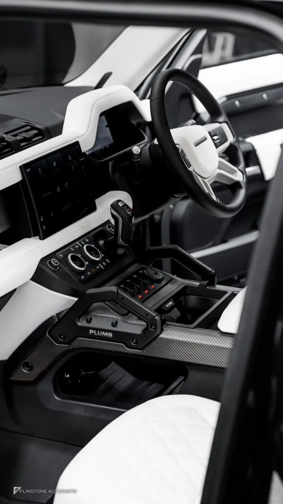 Range Rover Defender สปอร์ตไลท์หลังคาและกันชนหน้า คอนโซนคาร์บอน