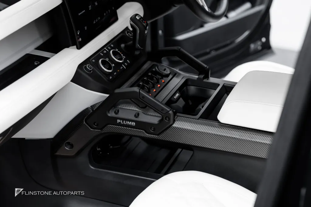 Range Rover Defender สปอร์ตไลท์หลังคาและกันชนหน้า คอนโซนคาร์บอน