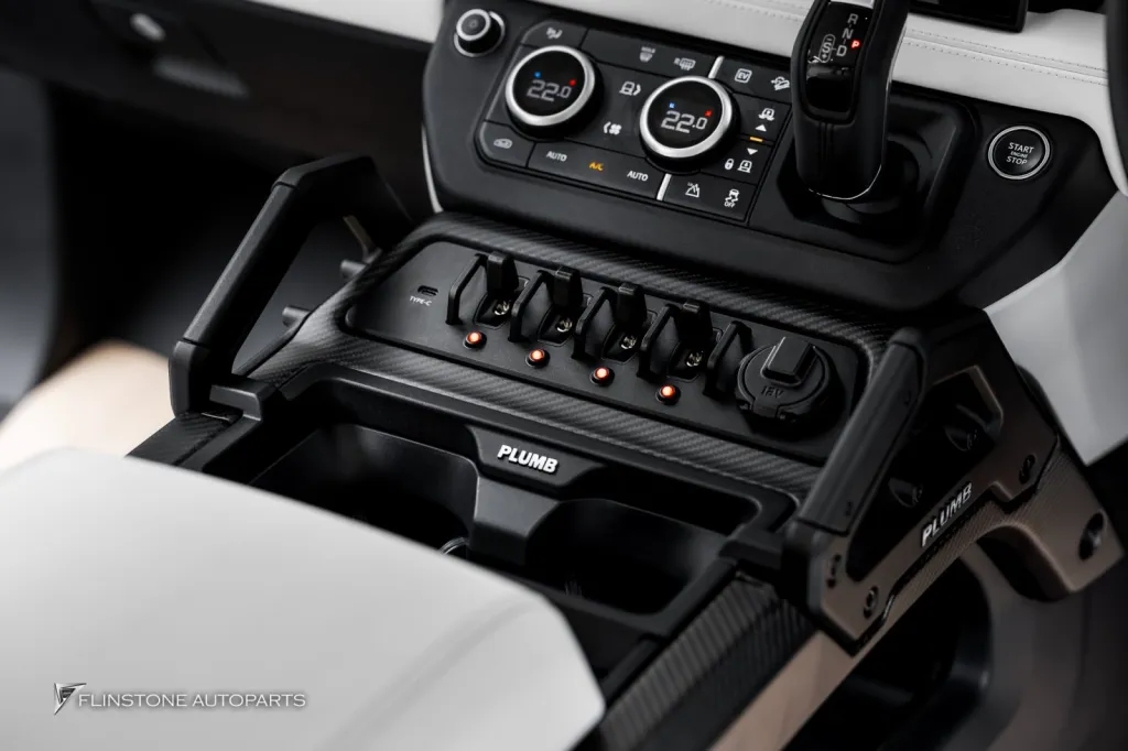 Range Rover Defender สปอร์ตไลท์หลังคาและกันชนหน้า คอนโซนคาร์บอน