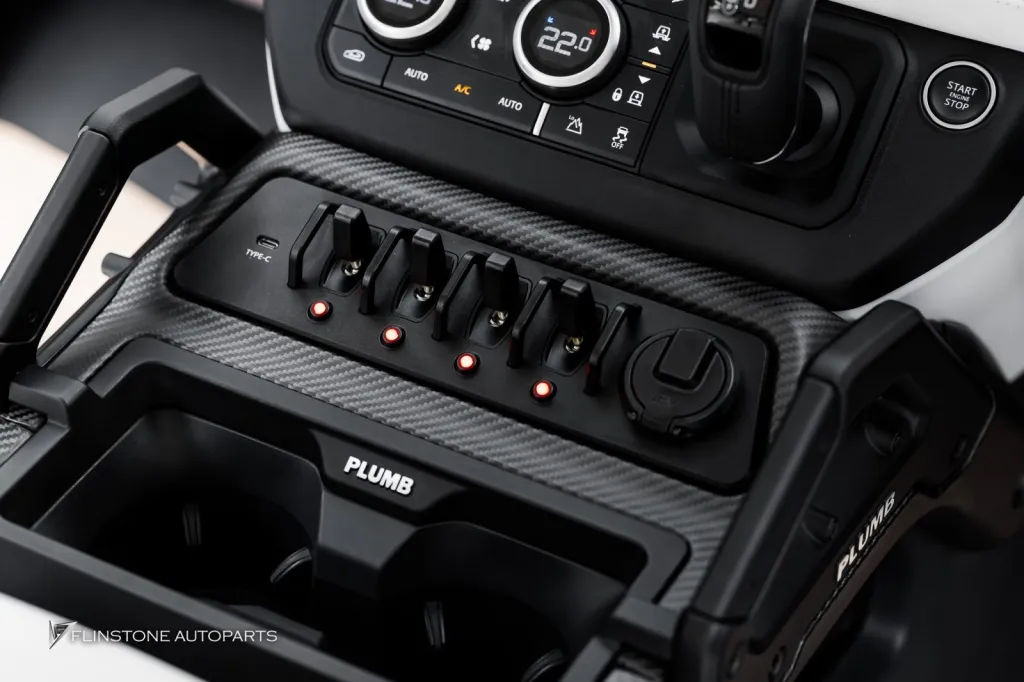 Range Rover Defender สปอร์ตไลท์หลังคาและกันชนหน้า คอนโซนคาร์บอน