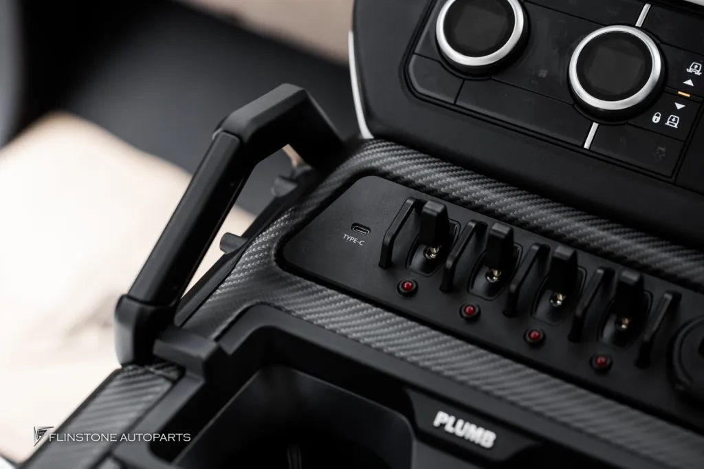 Range Rover Defender สปอร์ตไลท์หลังคาและกันชนหน้า คอนโซนคาร์บอน