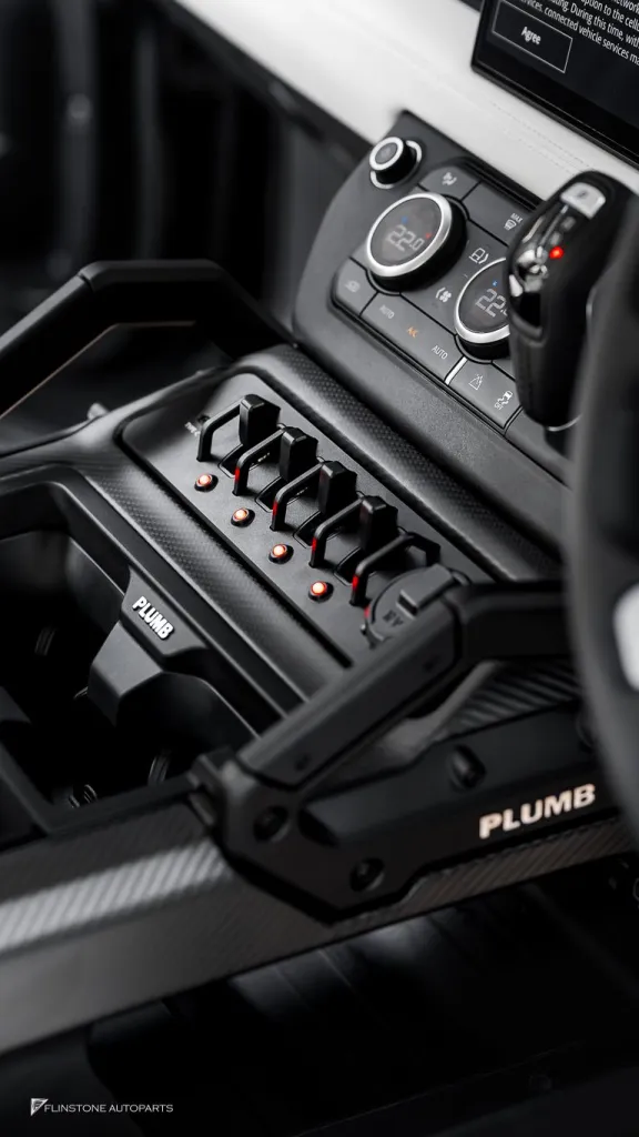 Range Rover Defender สปอร์ตไลท์หลังคาและกันชนหน้า คอนโซนคาร์บอน
