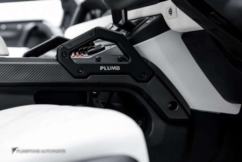 Range Rover Defender สปอร์ตไลท์หลังคาและกันชนหน้า คอนโซนคาร์บอน