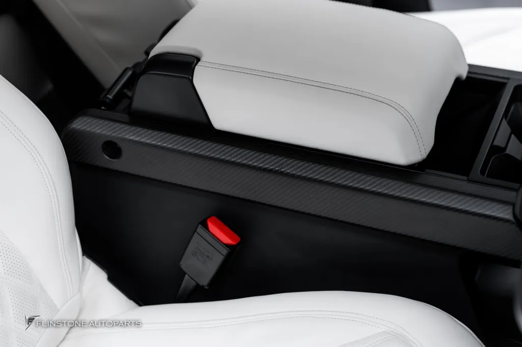 Range Rover Defender สปอร์ตไลท์หลังคาและกันชนหน้า คอนโซนคาร์บอน