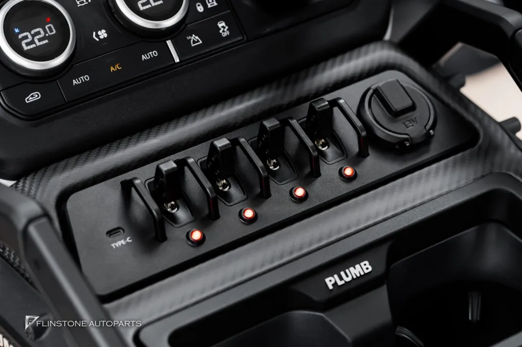 Range Rover Defender สปอร์ตไลท์หลังคาและกันชนหน้า คอนโซนคาร์บอน