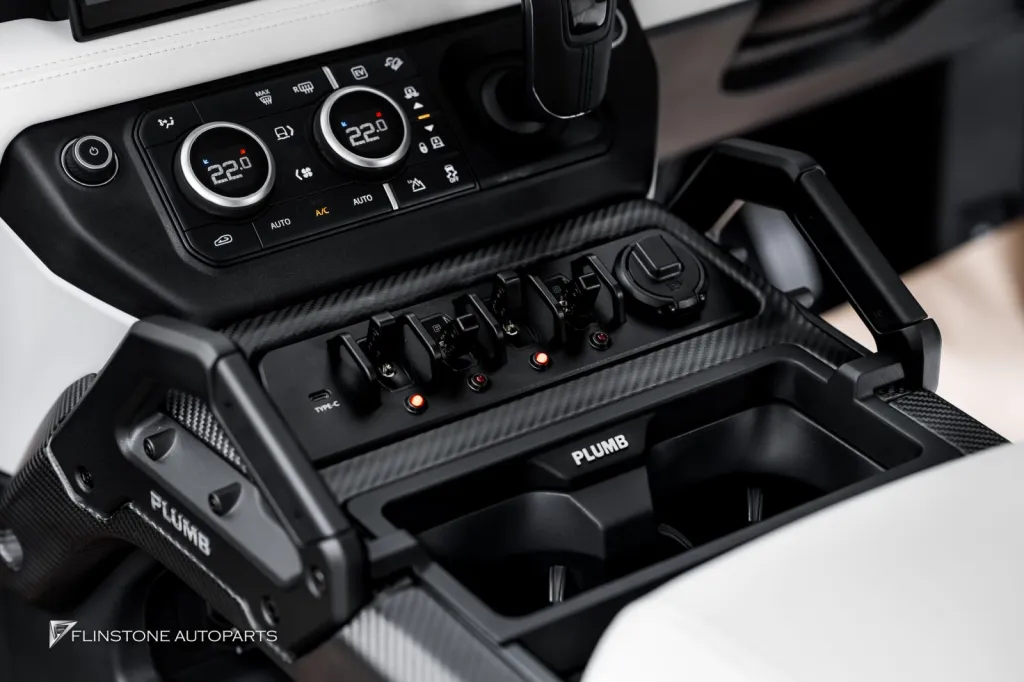 Range Rover Defender สปอร์ตไลท์หลังคาและกันชนหน้า คอนโซนคาร์บอน