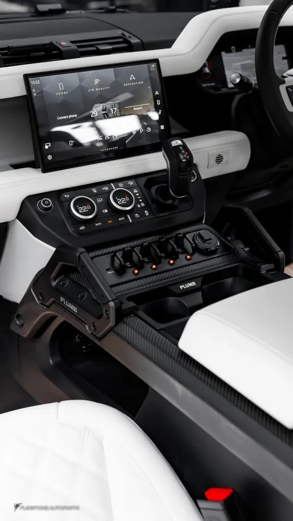 Range Rover Defender สปอร์ตไลท์หลังคาและกันชนหน้า คอนโซนคาร์บอน