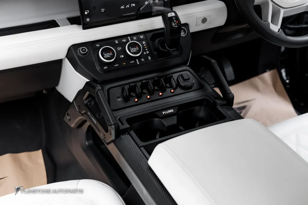 Range Rover Defender สปอร์ตไลท์หลังคาและกันชนหน้า คอนโซนคาร์บอน